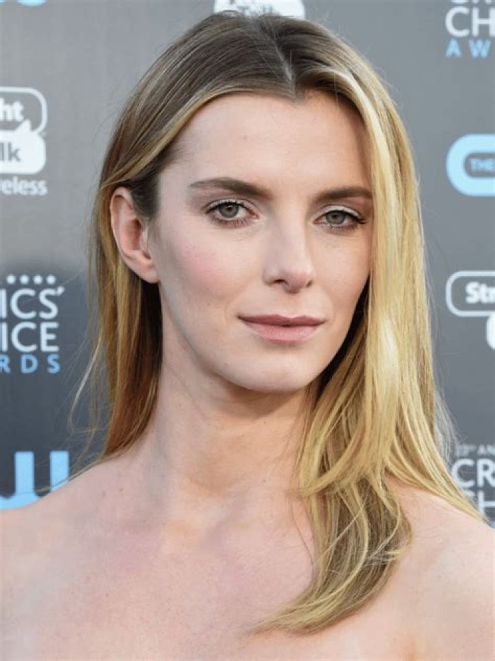 Betty Gilpin Height, Weight, Net Worth, Age, Birthday, Wikipedia, Who, Nationality, Biography