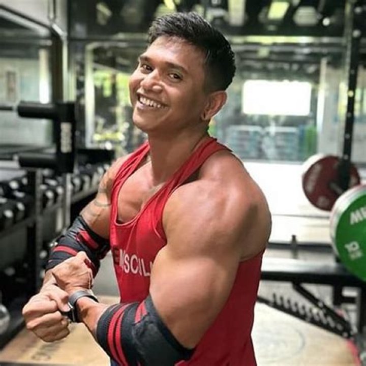 
Bodybuilder Justyn Vicky Dead at 33 After 450-Pound Barbell Falls on His Neck 