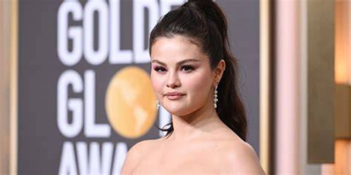 Is Selena Gomez Gay? Get More Information!