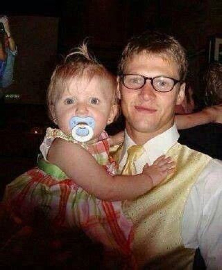 
Is Zach Roerig Married to Wife? Or Dating Girlfriend? Kids 