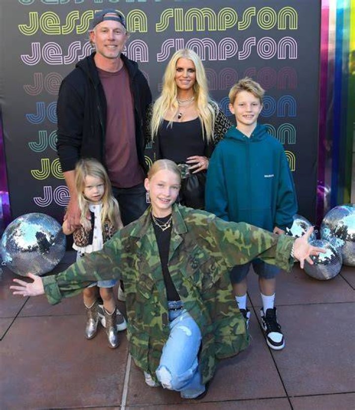 
Jessica Simpson Poses with Mom Tina and Daughter Maxwell in ‘Cozy’ Three Generations Photo 
