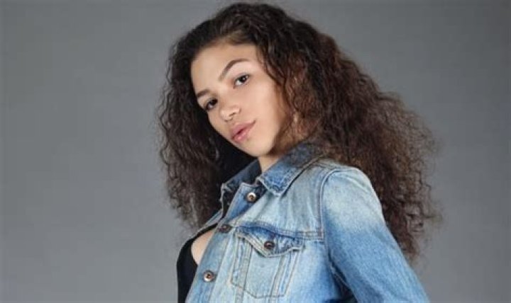 Julia Crabbe Height, Weight, Net Worth, Age, Birthday, Wikipedia, Who, Instagram, Biography