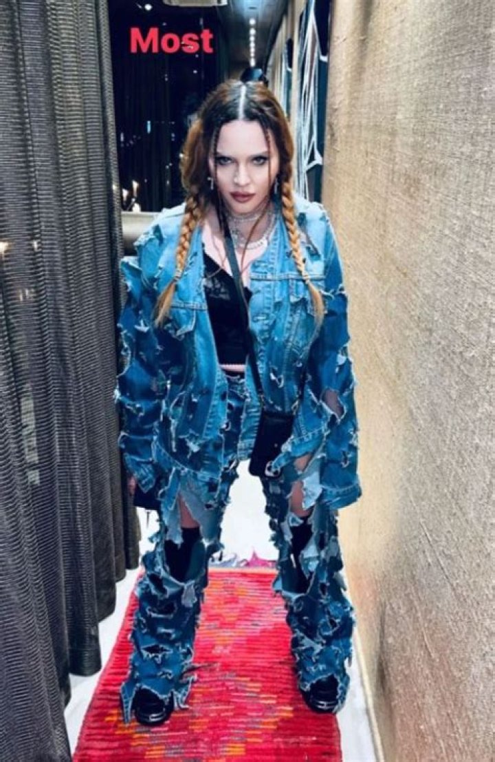 
Khloe Looks Fabulous As She Shows Off In Ripped Denim 