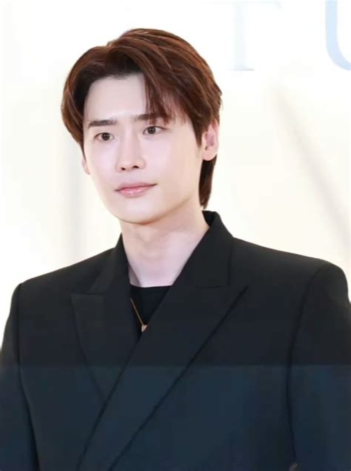 Lee Jong-suk Height, Weight, Net Worth, Age, Birthday, Wikipedia, Who, Nationality, Biography