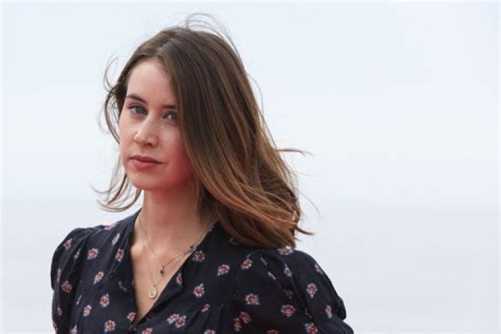 
Liz Kingsman Height, Weight, Net Worth, Age, Birthday, Wikipedia, Who, Nationality, Biography 