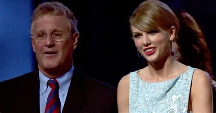 What Happened To Taylor Tomlinson Mom Angela Browning? Details On The Comedian Dad And Parents